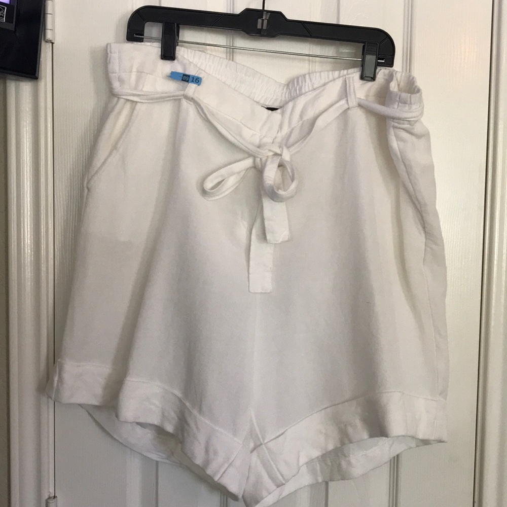 White, cuffed part linen shorts